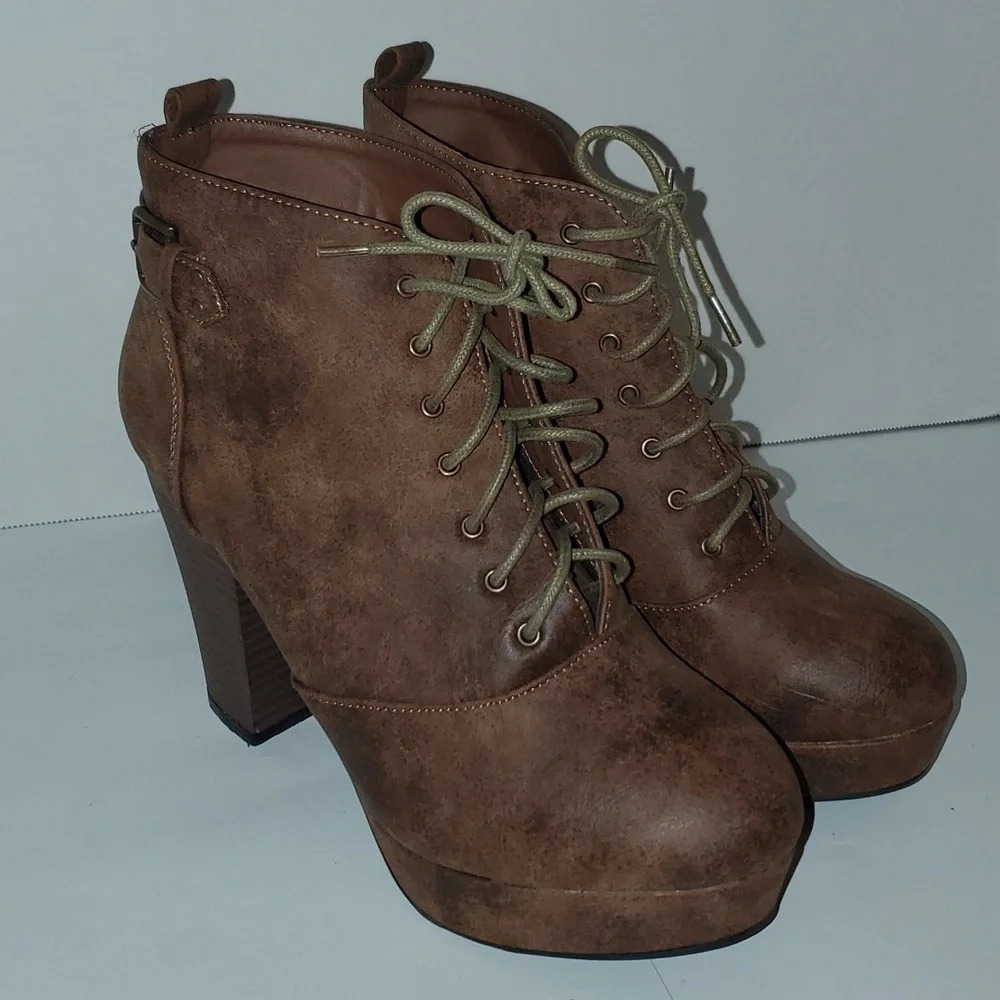 Hot Tomato Chunky Heel Lace Up Ankle Booties Size 9W